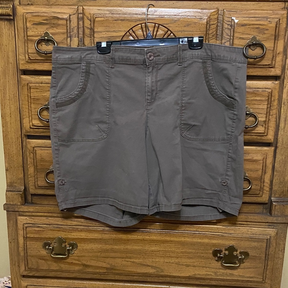 Gloria Vanderbilt All-Around Slimming Effect Taupe Short Size 18W